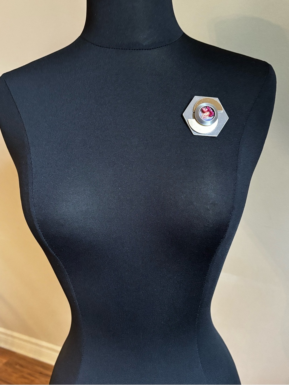 intage Brutalist Geometric Hexagon Brooch • Real Dried Floral Resin Cabochon - Picture 2 of 13